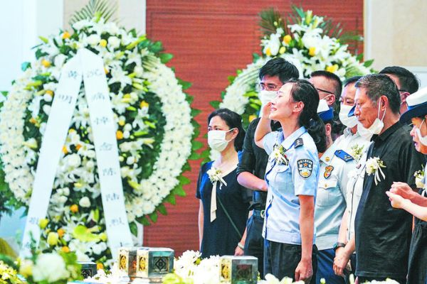 救 5 人英雄告别式上 7 岁儿子默默抹泪，英雄永别泪目送别
