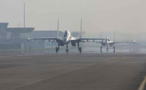 东部战区战机挂弹升空捍卫祖国蓝天高燃现场