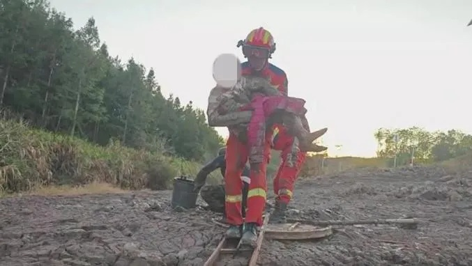 烈火中的英雄，男子开挖掘机挡山火致衣服烧光