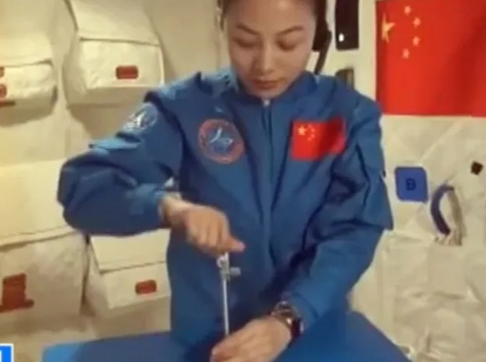 王亚平太空吃饺子，太空饺香四溢展风采