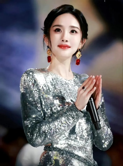 杨幂，从丫头到闪耀之星，亲情力量的支撑