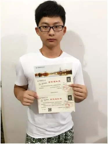 奔跑的录取通知书，少年与城市的温情相遇