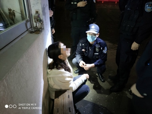 失恋女子闹自杀咬伤民警，法律底线不可触碰