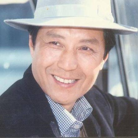 严翔，时代精神映照下的个体叙事