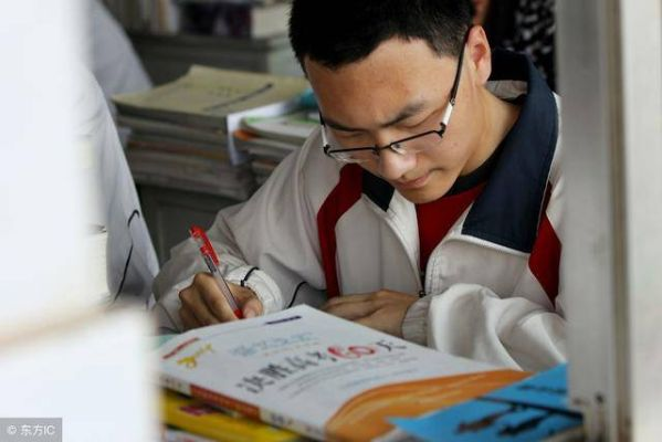 高考再现熟悉剧情，期待与反思交织的年度话题
