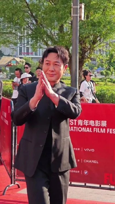 张颂文风波后现身红毯砥砺前行再绽光芒