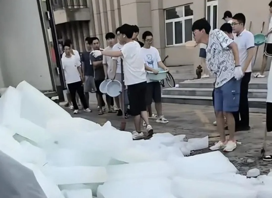 炎炎夏日大学生宿舍排队领冰块背后的故事