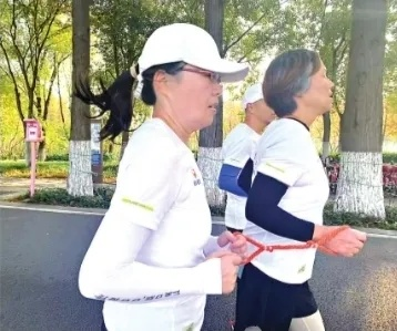 30 年头绳相伴，照亮失明丈夫晨跑之路