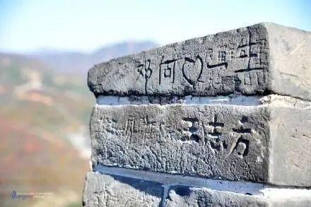景区刻字男子被判赔 12 万，凸显文明旅游刻不容缓