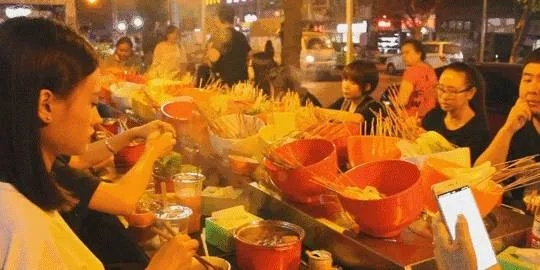 男子宵夜狂欢后血液变牛奶，警惕血脂异常的警钟响起