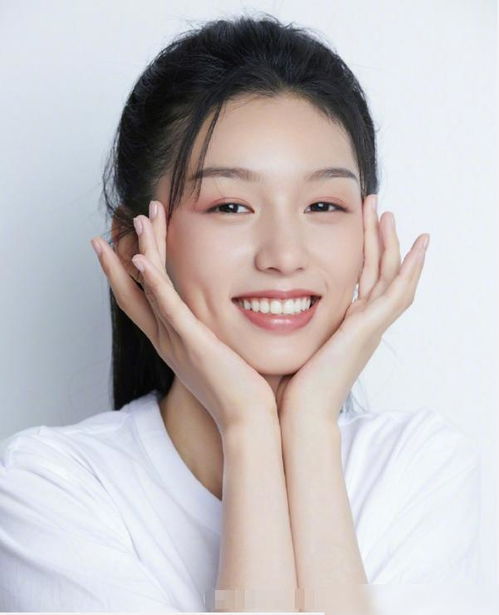 一岁女宝老干部风采引热议，前额秃成为关注焦点