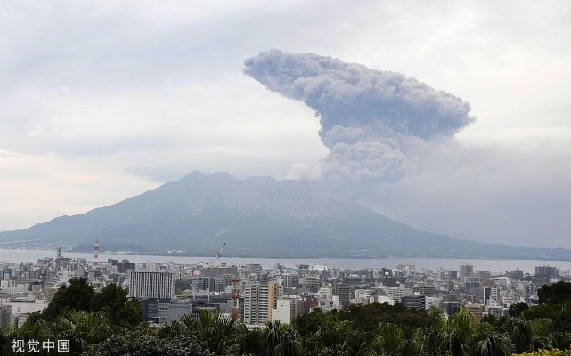 日本火山喷发，烟尘直冲云霄，高度达至5500米高空
