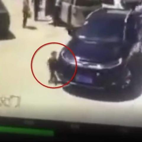 五岁男童撞倒一岁半幼童事件引热议，警方介入调查处理