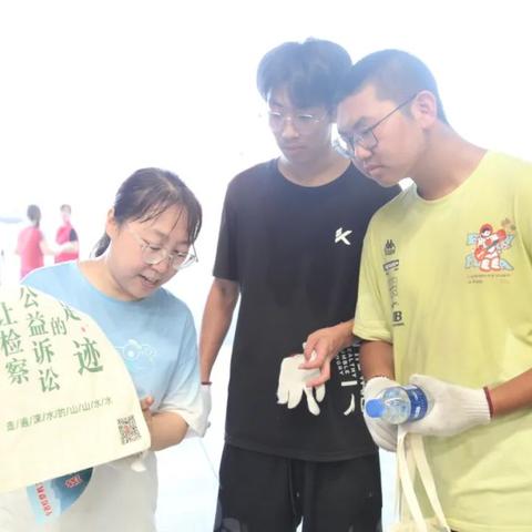 洪水退去后涞水，淤泥厚半米的居民家景象