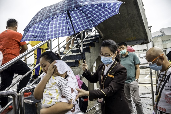南航回应空姐为乘客撑伞避雨，暖心举动背后的责任与担当