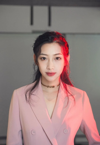 主持人温雅携父母定居美国，开启全新生活篇章