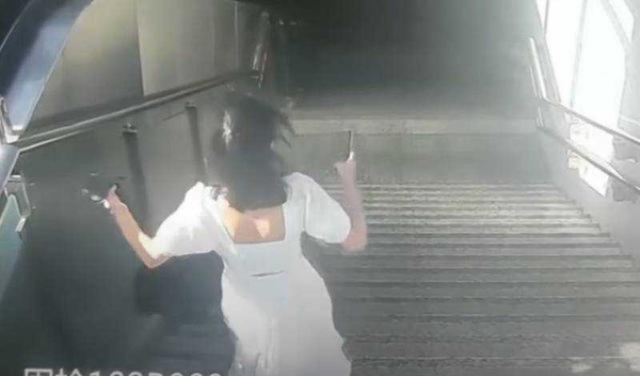 女子下楼玩手机踩空摔伤，低头族安全隐患亟待警惕