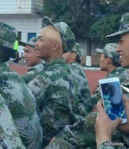 军训新风尚，网民选定的军训服亮相在即
