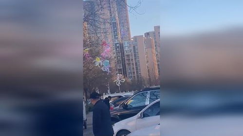 女子卖气球遭城管要没收，一气之下将气球全放飞