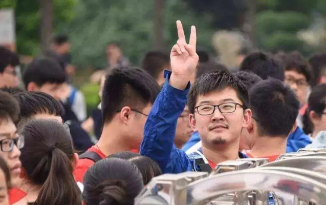 高考查分，紧张与期待交织的时刻