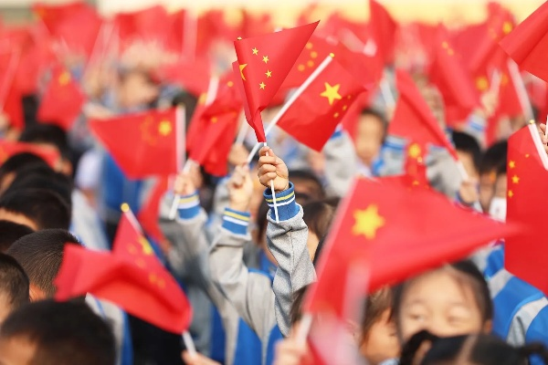 少年暴雨中的国旗情怀，荣耀、责任与情感的力量