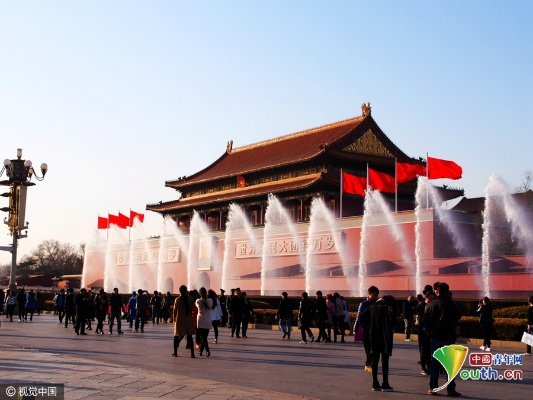 北京，国旗飘扬下的喷泉共舞