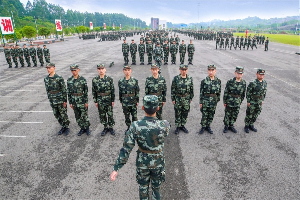 阅兵队列整齐背后的秘密，揭秘复制粘贴般的训练秘诀