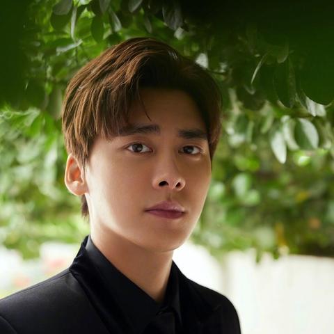 李易峰嫖娼事件，触碰道德底线，公众人物的反思与警示
