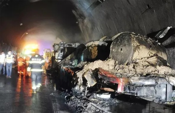 湖南一隧道小车撞爆水管事故的警示与思考