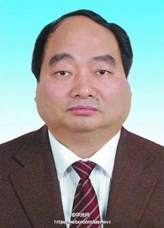 雷政富，曾任重庆市北碚区区委书记，2013年因受贿等问题被依法处理