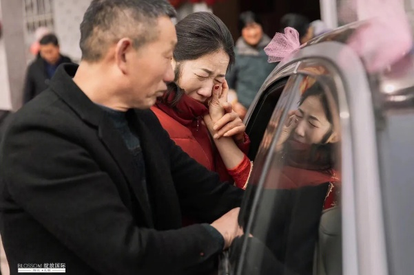 婆家40多人护送女子回娘家，温情与尊重的动人一幕
