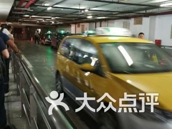 揭秘上海虹桥枢纽专车拉客内幕，背后的套路揭秘