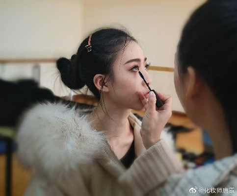 素颜艺考女生面对擦妆挑战，坚持与蜕变的学期故事