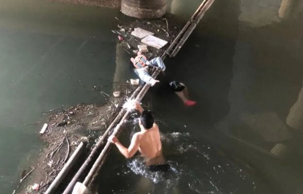 四川路人串串式集体跳水救人，平凡中的伟大与温暖
