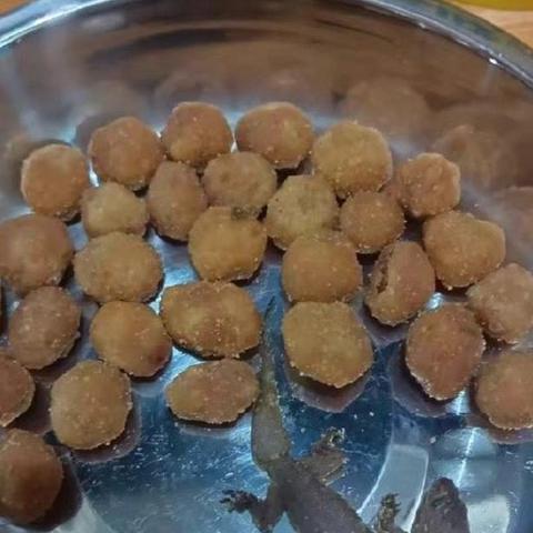男子零食中发现整只壁虎，惊悚瞬间！