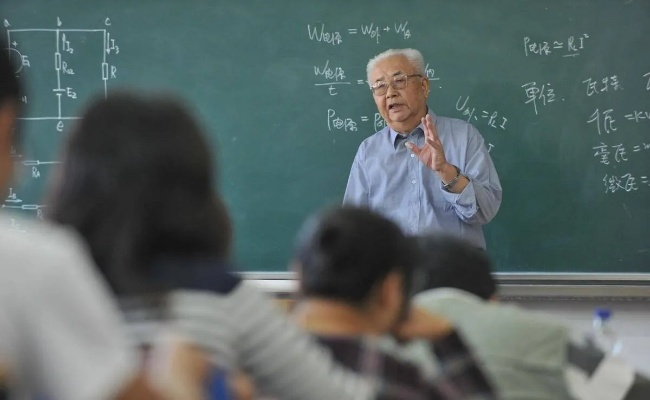 退休老师成学校争抢焦点，教育界的香饽饽