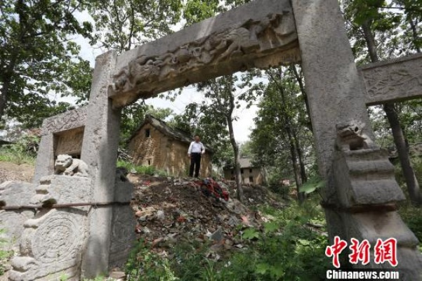 河南古老石牌坊意外倒塌，震撼石柱倒地瞬间