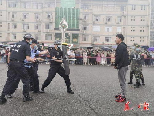 女子扳倒护栏，安全意识亟待加强