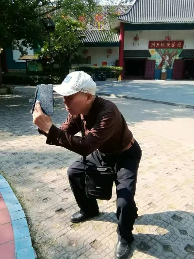 爱的定格，老爷爷下蹲20分钟为奶奶拍照