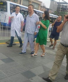 医院门前勤劳身影，穿病号服老人在行动