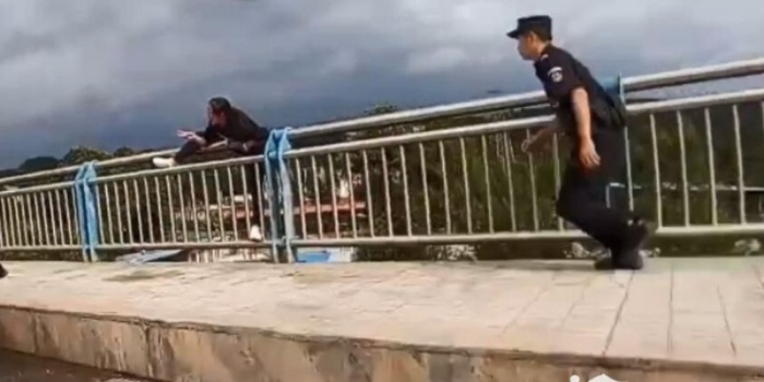 桥边女子的悲痛，留下手机，跳桥离去