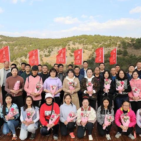 阳光明媚周末，公园里的特别场景