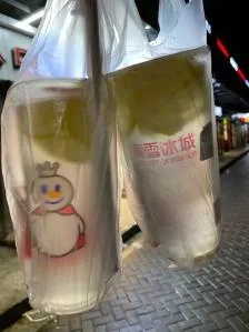 河南高校绿色生活新风尚，自带水杯，蜜雪冰城成健康饮水首选
