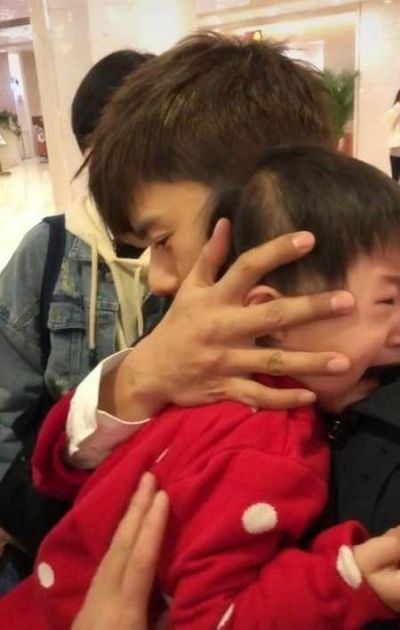 张杰温暖回应摔倒小男孩妈妈，尽显人间有爱