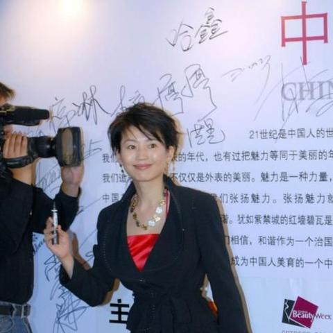 王小丫素颜，岁月沉淀下的真实之美