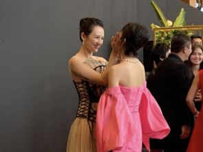 两代谋女郎同框，传承与变革的光影对话