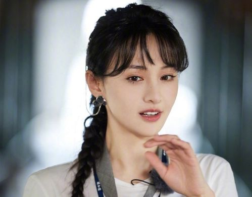 郑爽庭审现场失控，公众人物的崩溃瞬间