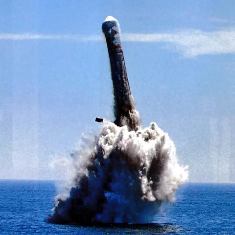 巨浪2导弹试射成功，中国海军力量再添里程碑成就