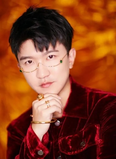 张大大曝光男顶流恋情，娱乐圈惊涛骇浪来袭