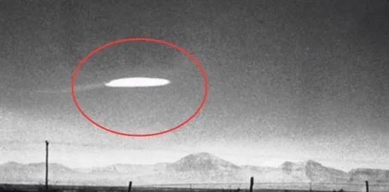 美国洛杉矶神秘V形UFO惊现，外星探索还是自然现象？